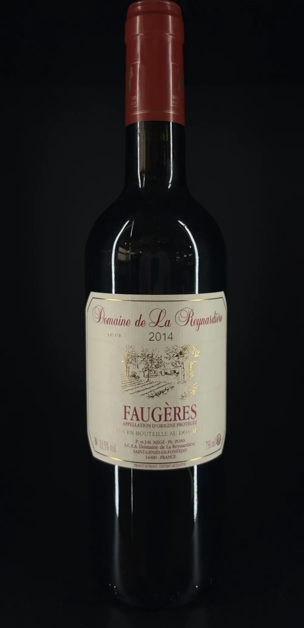 Packshot lifestyle haute resolution (1035x2139) sur fond noir d'une bouteille rouge 'Tradition' AOP Faugeres 2014 du Domaine de la Reynardiere, capsule rouge. Etiquette creme avec gravure doree du mas et des vignes. Belle photo de produit en situation. Source : page produit lesgrandsvinsduterroir.co