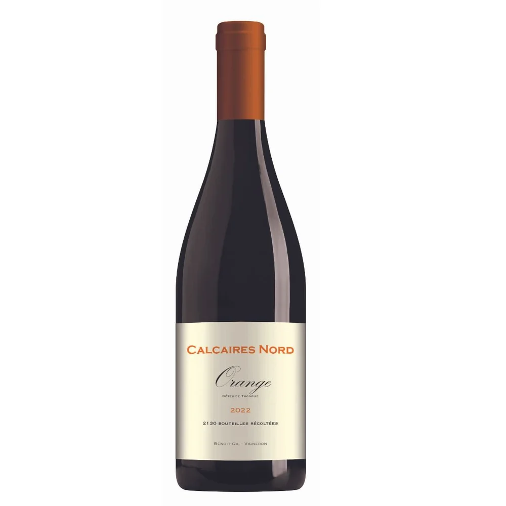 Alignement en perspective de bouteilles Monplezy sur un rebord, premiere bouteille 'Grenache de Gabrielle' (etiquette turquoise ornee, label AB bio) bien nette, les autres en bokeh. Belle mise en scene de gamme. 1080x1080. NB: l'URL renvoie la version recadree visible sur le feed.